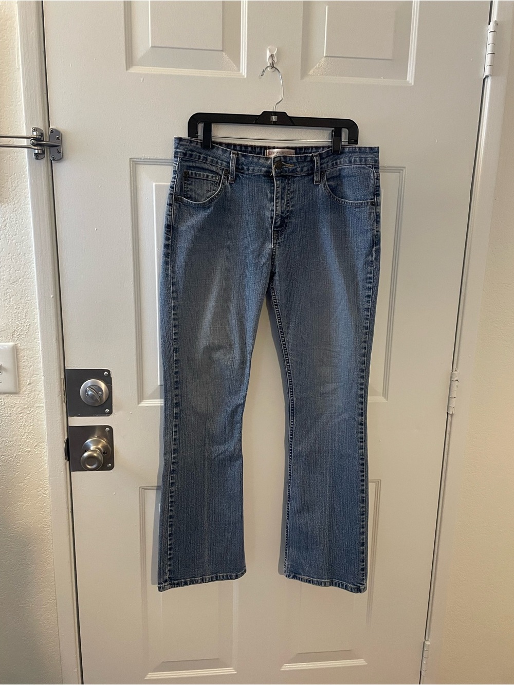 Levi's Women's Flare Jeans in Medium Blue Wash